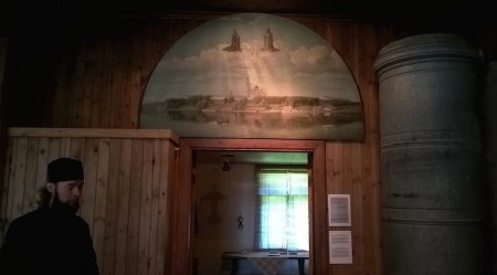 Fader Mikael visar den äldre klosterkyrkan.